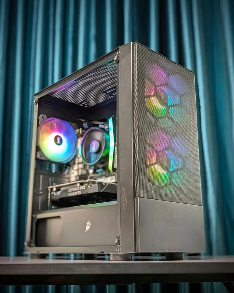 Gaming PC hitam dengan GeForce RTX Gigabyte dan RGB fans