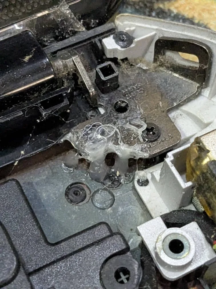 Contoh repair lama guna gam panas pada bracket engsel laptop — tidak tahan lama