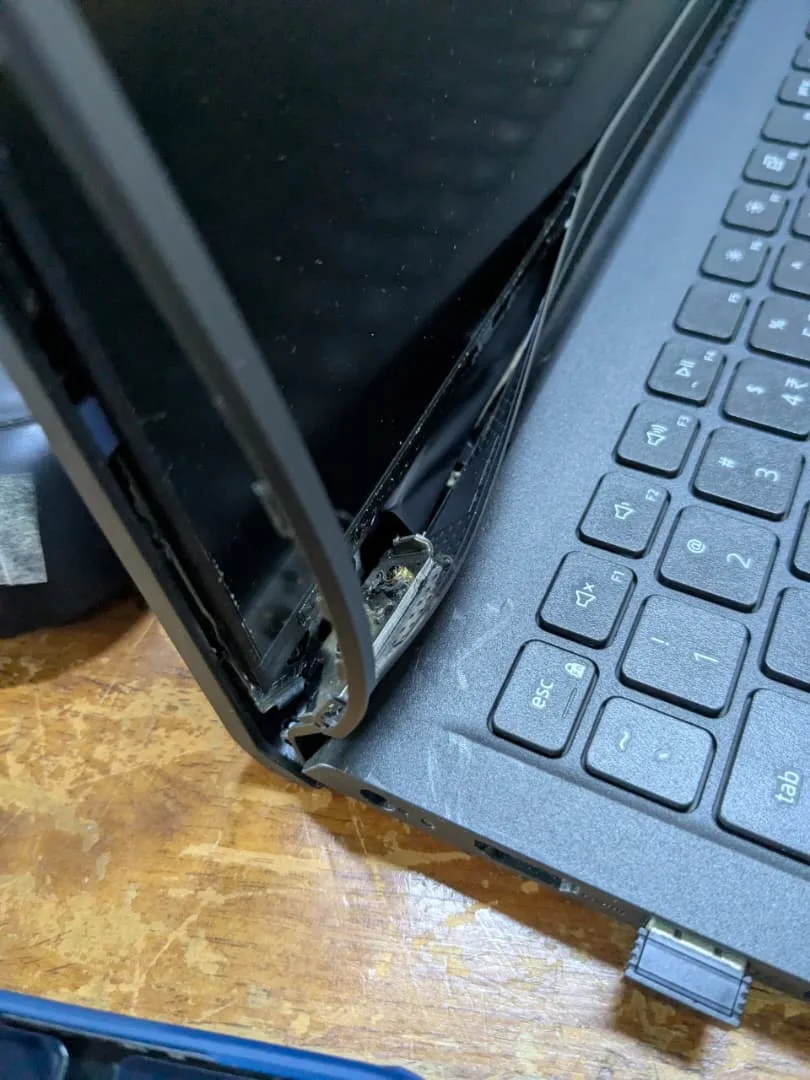 Casing dan skrin laptop terpisah dari engsel akibat kerosakan — repair Pro Computer Solution Kota Bharu